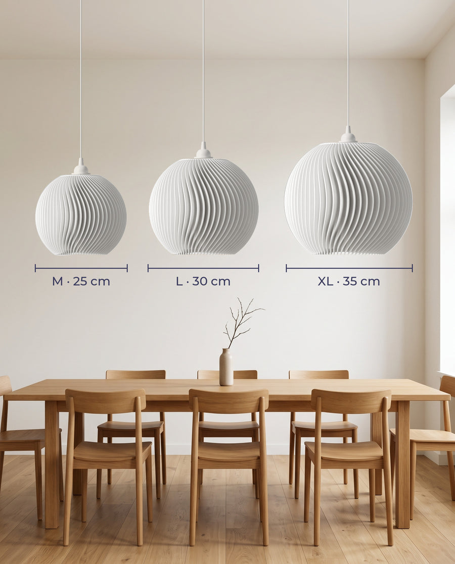 Onda Lampenschirm für Hängelampe in Weiß in den Größen M 25 cm, L 30 cm und XL 35 cm nebeneinander über dem Esstisch