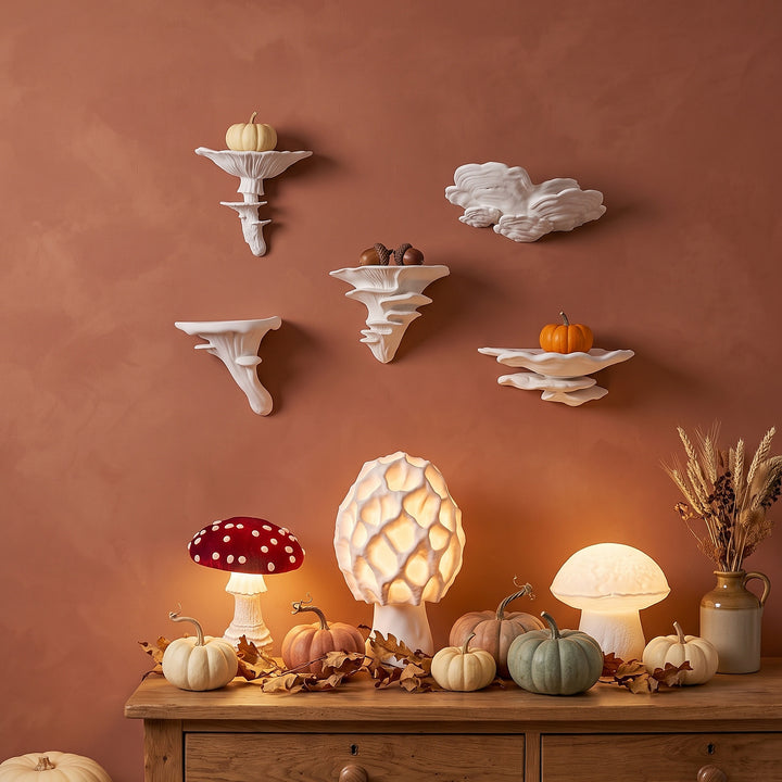 Pilzwald-Set in Weiß mit Herbstdeko und Kürbissen, darunter Fliegenpilz-, Morchel- und Steinpilz-Pilzlampe.