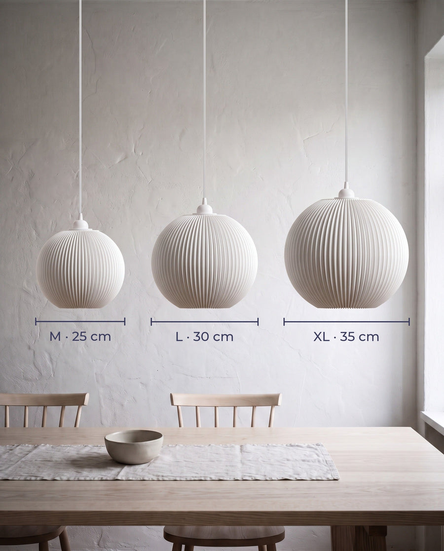 Riga Plissee-Lampenschirm Kugel in Weiß in den Größen M (25 cm), L (30 cm) und XL (35 cm) über dem Esstisch