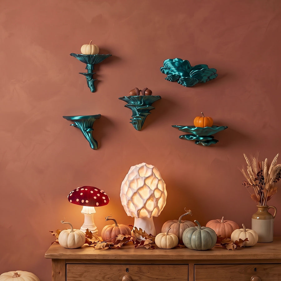 Pilzwald-Set in Blau-Schwarz mit Herbstdeko und Kürbissen, darunter Fliegenpilz- und Morchel-Pilzlampe.