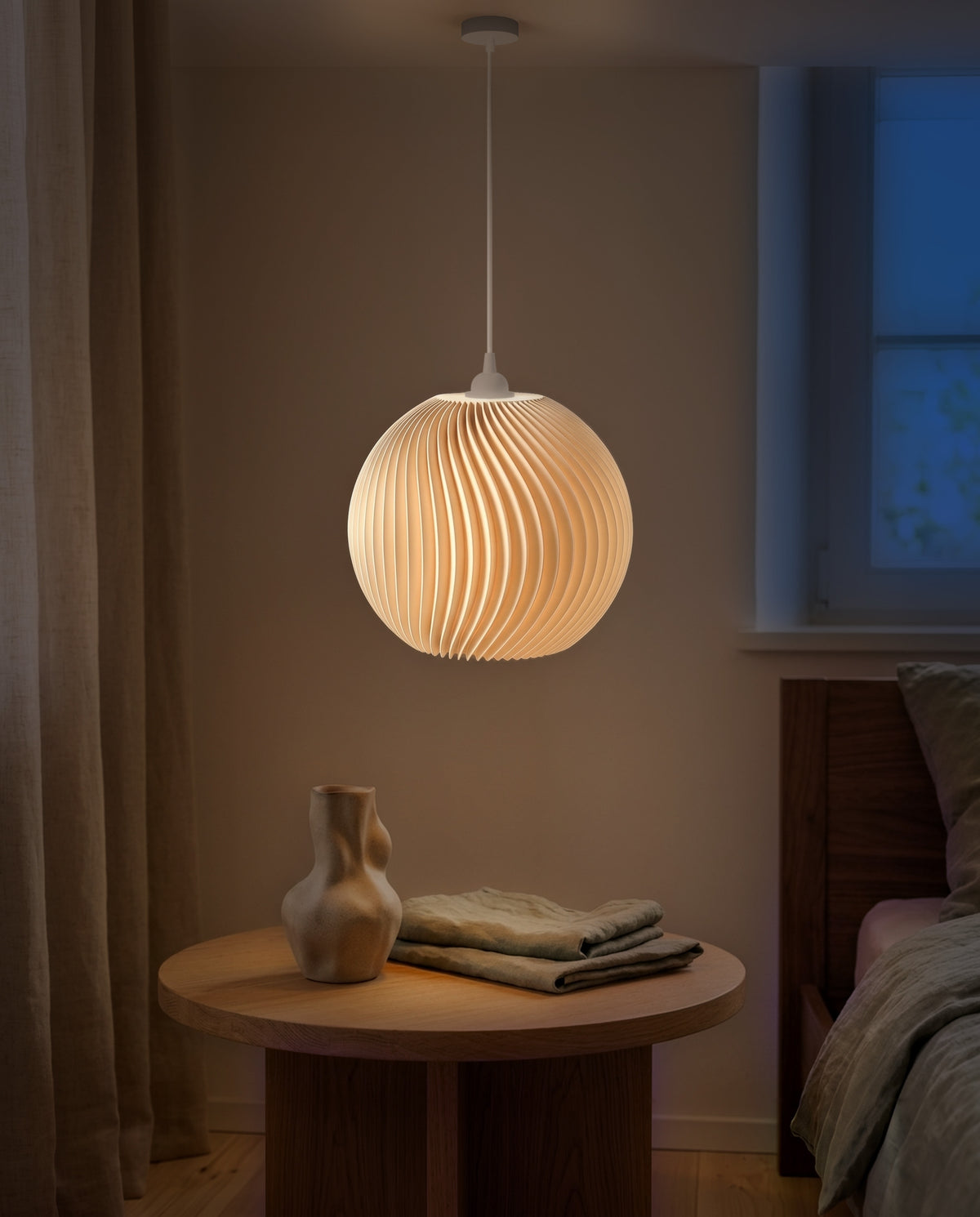 Onda Lampenschirm für Hängelampe in Beige mit weißer E27-Fassung im Schlafzimmer, am Abend eingeschaltet