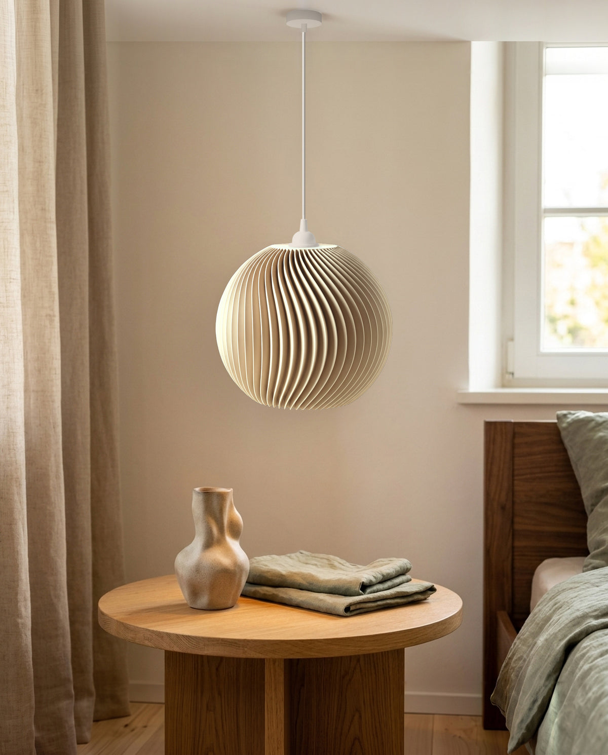 Onda Lampenschirm für Hängelampe in Beige mit weißer E27-Fassung im Schlafzimmer, ausgeschaltet bei Tageslicht