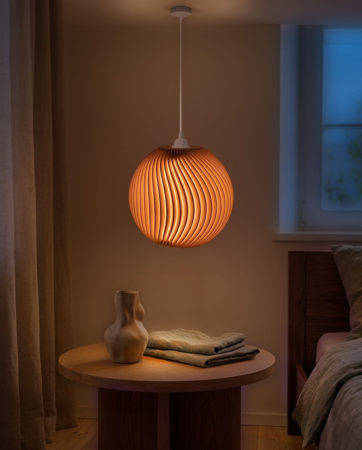 Onda Lampenschirm für Hängelampe in Terracotta mit weißer E27-Fassung im Schlafzimmer, am Abend eingeschaltet