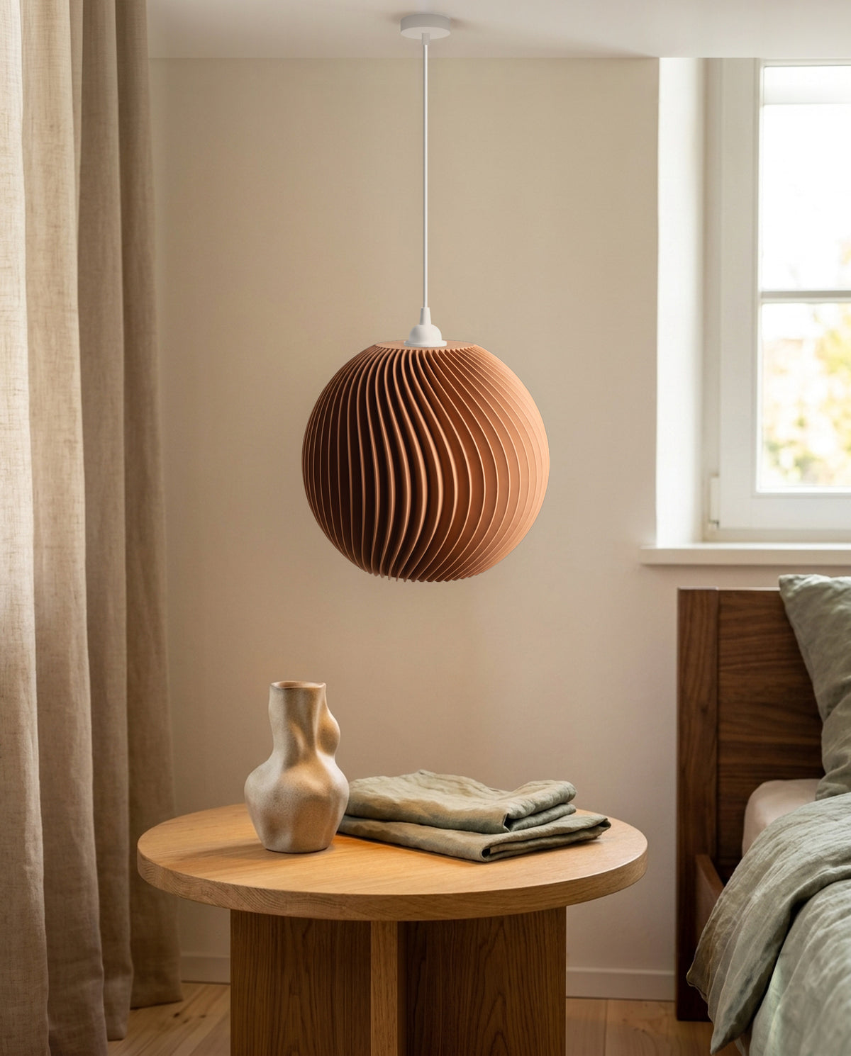 Onda Lampenschirm für Hängelampe in Terracotta mit weißer E27-Fassung im Schlafzimmer, ausgeschaltet bei Tageslicht